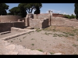 08561 ostia - regio v - insula vii - domus dei capitelli di stucco (v,vii,4-5) - raum 5 - bli ri nordosten - 06-2022.jpg